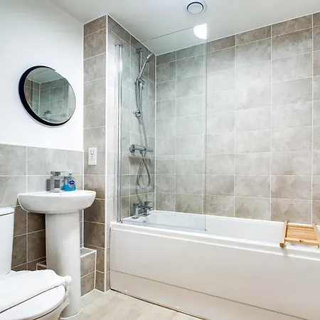 Unique 4 Bed For Families & Contractors 靠近唐人街 *